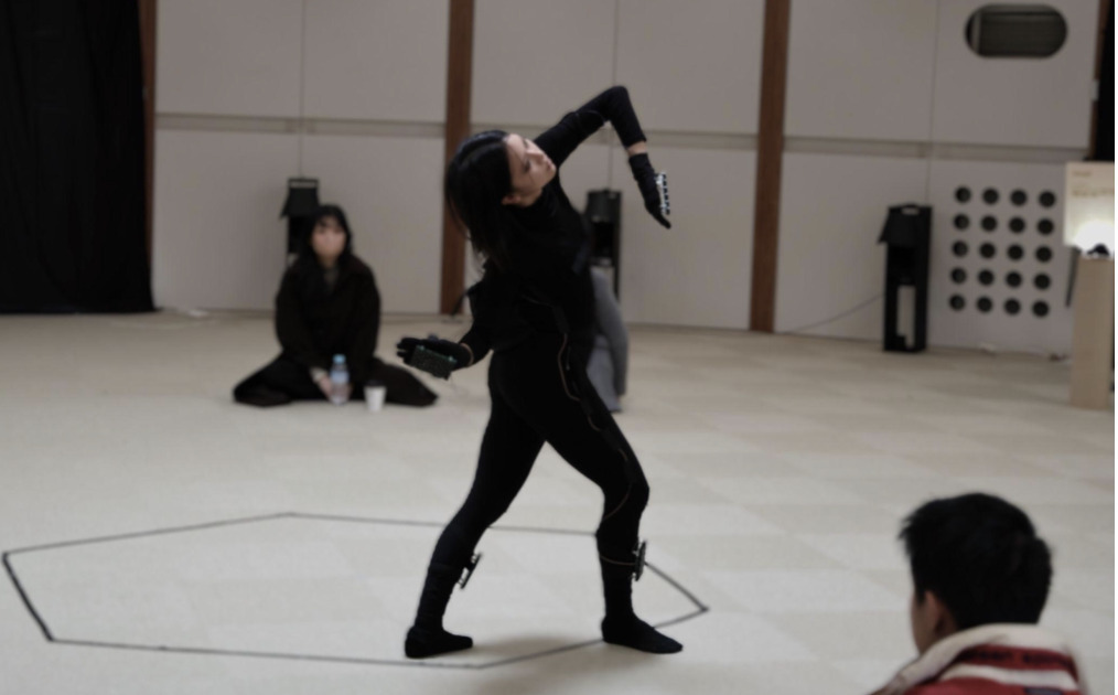 Playing the sound image – Individual immersive sound performance by a performer wearing parametric speakers -