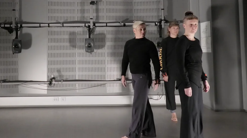 Human-in-the-Loop: Crossmodal AI Alignment between Movement and Audio Latent Spaces for Expressive Sonification in Dance Performance