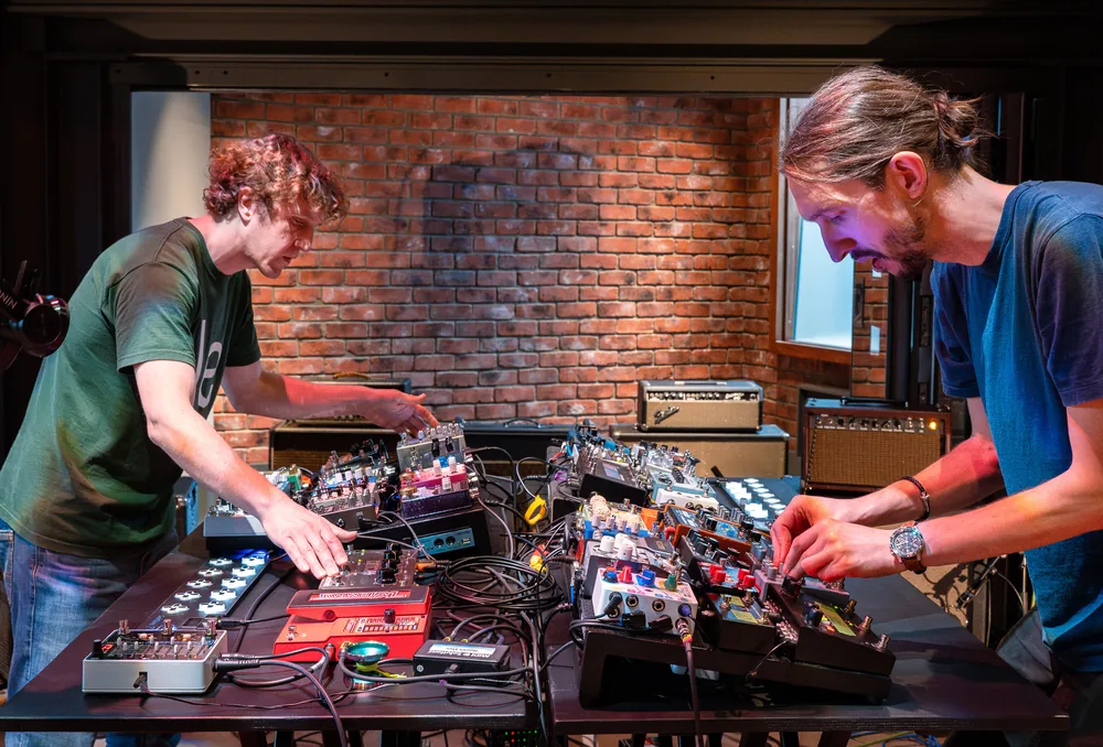 The no-input pedalboard: practice, theory and reflection on the development of a new network-instrument